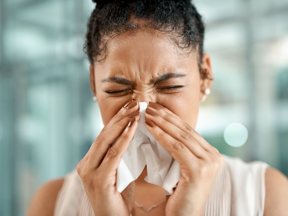 Por qué es imposible estornudar con los ojos abiertos: explicación científica