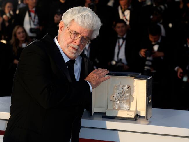 Cannes (France), 25/05/2024.- George Lucas poses with the &#039;Honorary Palme d&#039;Or&#039; after the closing and awards ceremony of the 77th annual Cannes Film Festival, in Cannes, France, 25 May 2024. The film festival runs from 14 to 25 May 2024. (Cine, Francia) EFE/EPA/GUILLAUME HORCAJUELO
