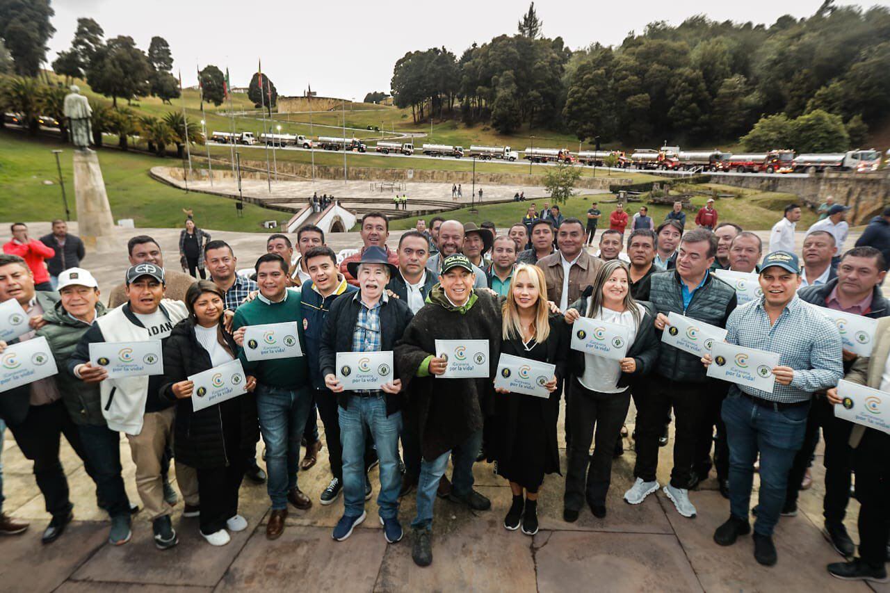La consejera para las Regiones, Sandra Ortiz, acompañó la entrega de carrotanques para el departamento de Boyacá. En la imagen, a la derecha, también estaban Sneyder Pinilla y Olmedo López. Foto | @CarlosAmayaR