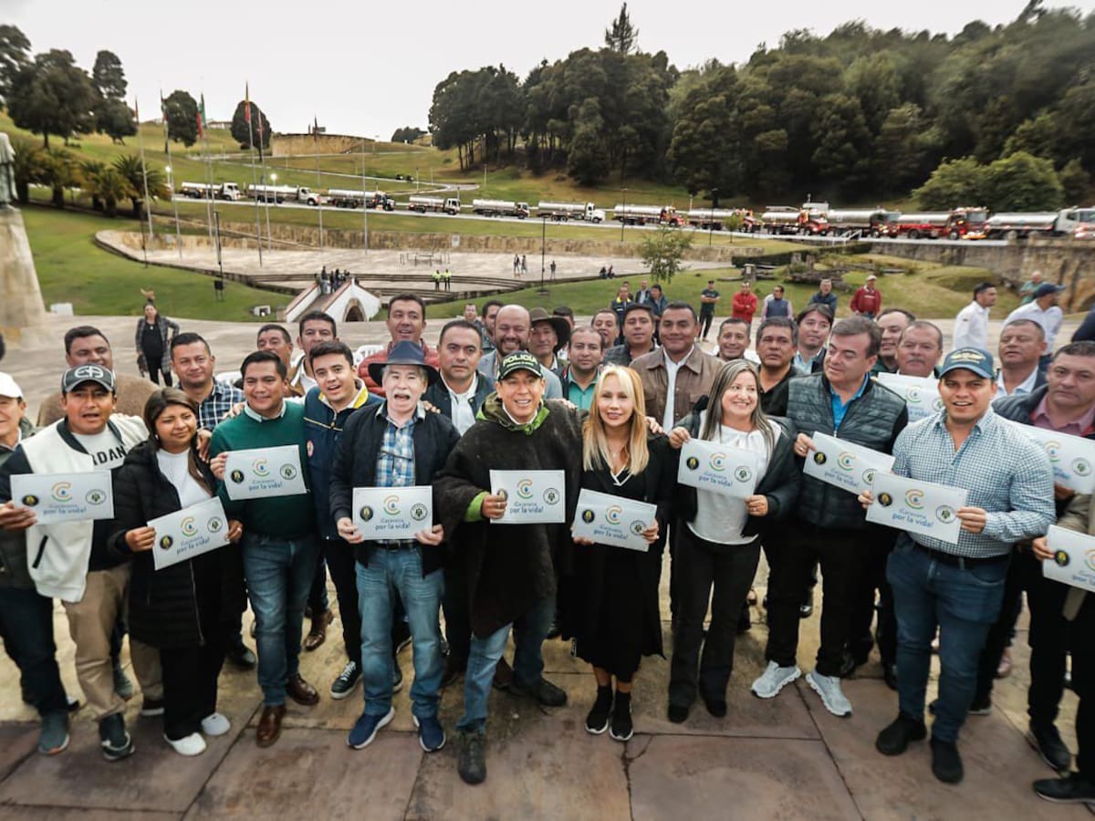 Sandra Ortiz estuvo con Olmedo López y Sneyder Pinilla entregando carrotanques en Boyacá