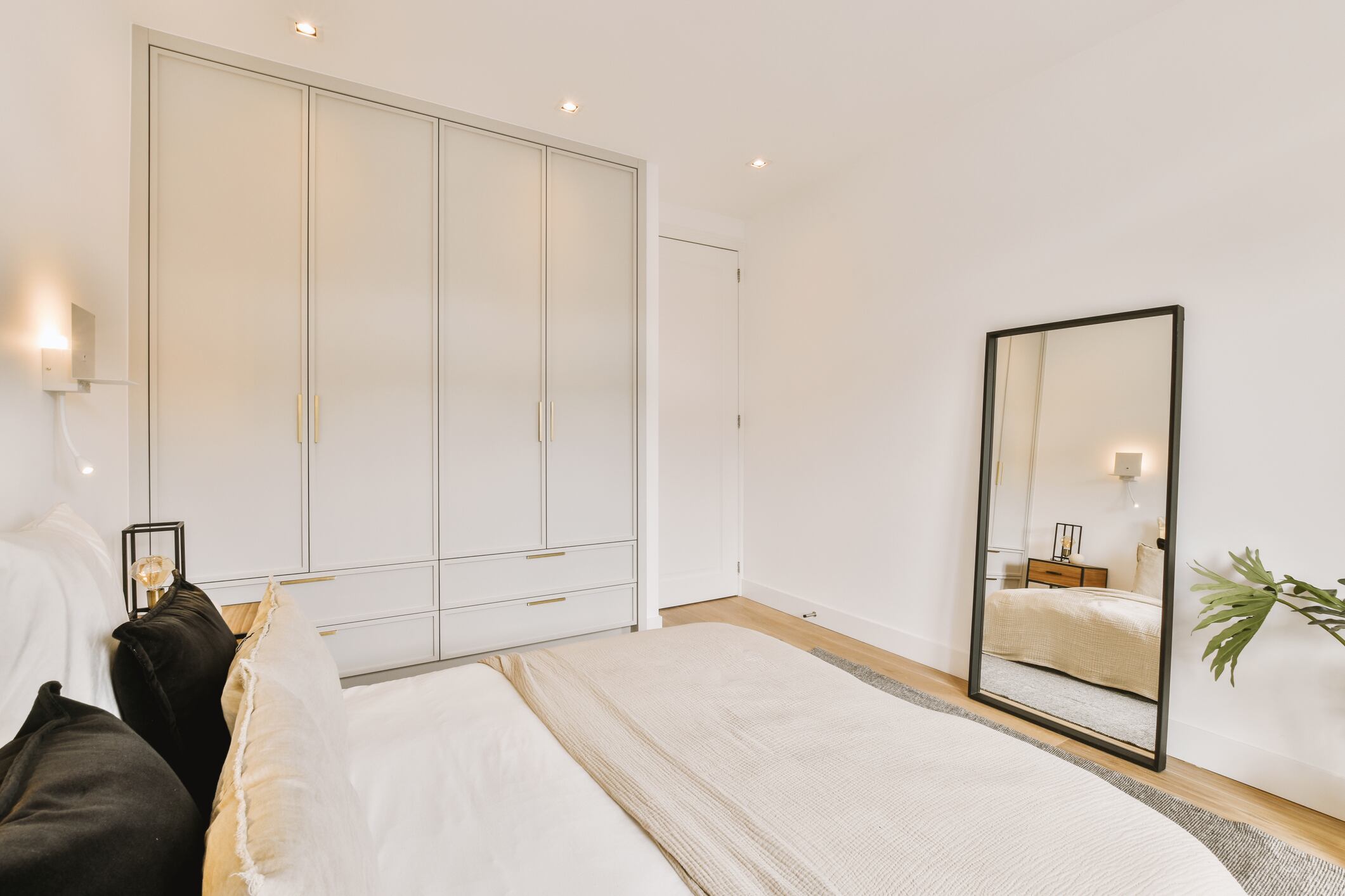 Interior de habitación con espejo, imagen de referencia // Getty Images