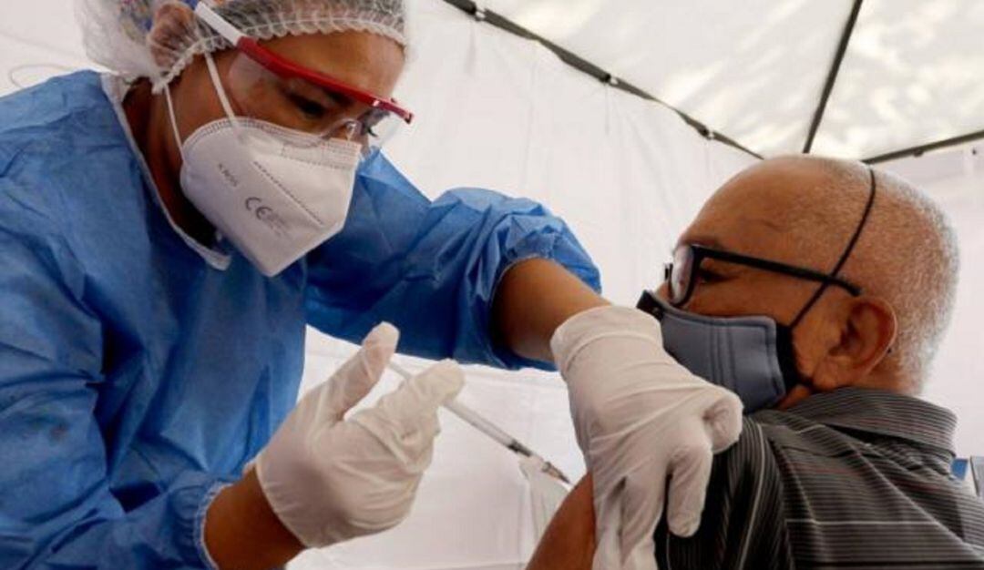 Las autoridades de salud enfocan sus esfuerzos en ampliar los equipos de vacunación para poder lograr la cobertura colectiva.