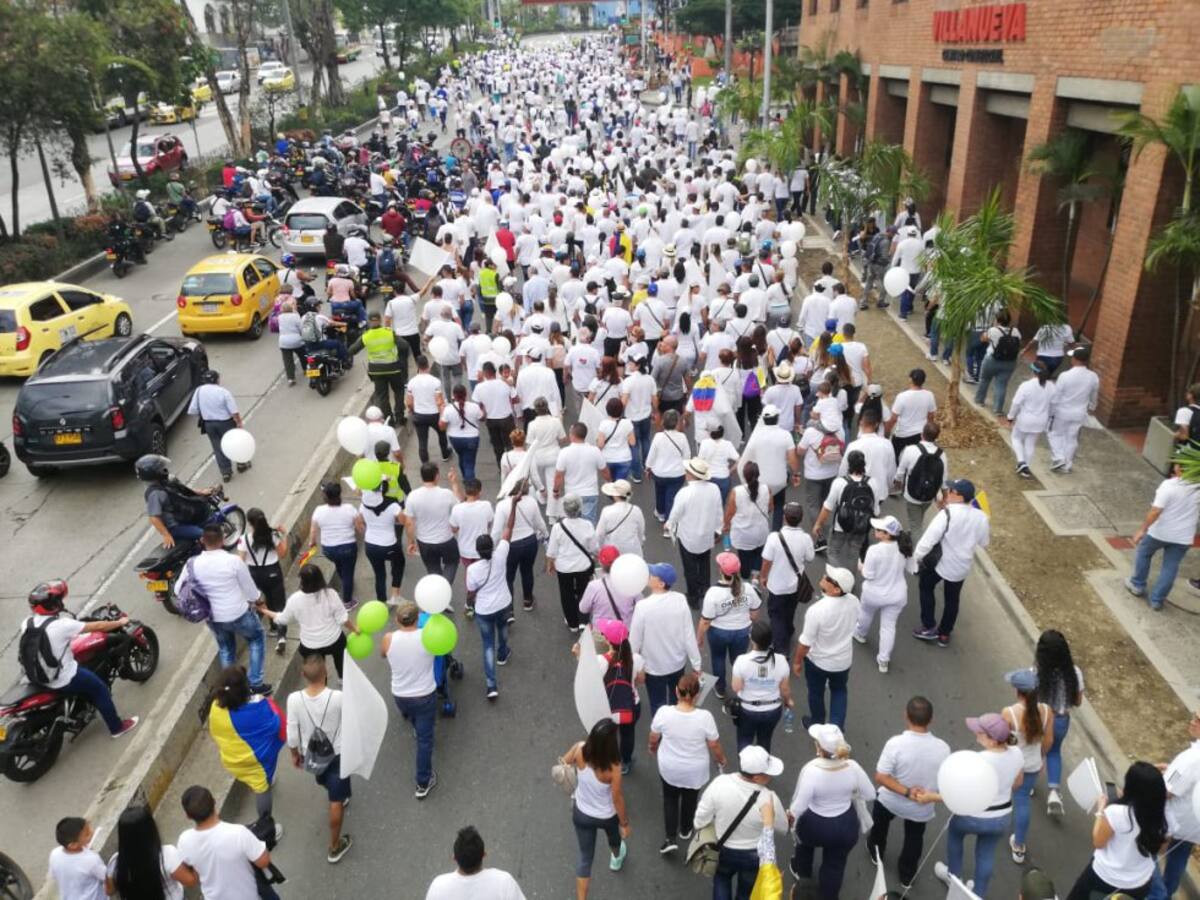 Marcha sigue su movilización por la Avenida Oriental.