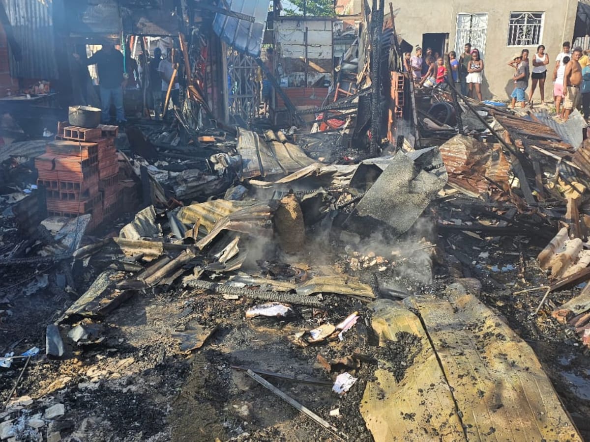 Incendio destruyó cuatro viviendas y dejó dos heridos en barrio Olaya Herrera de Cartagena