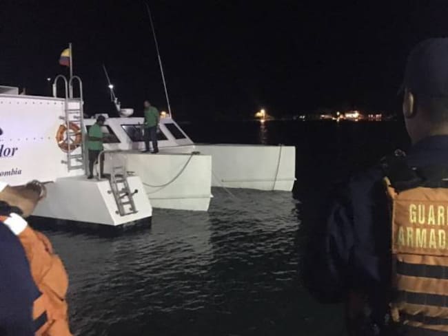 Armada rescató embarcación a la deriva con 50 personas a bordo