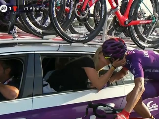 Ciclista le pidió matrimonio a su novia en plena etapa de La Vuelta