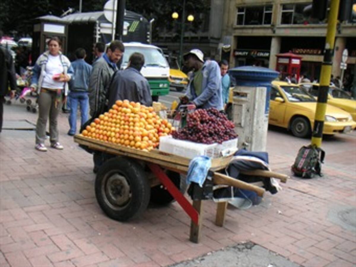 Distrito firmó convenios para sacar a vendedores informales de las calles
