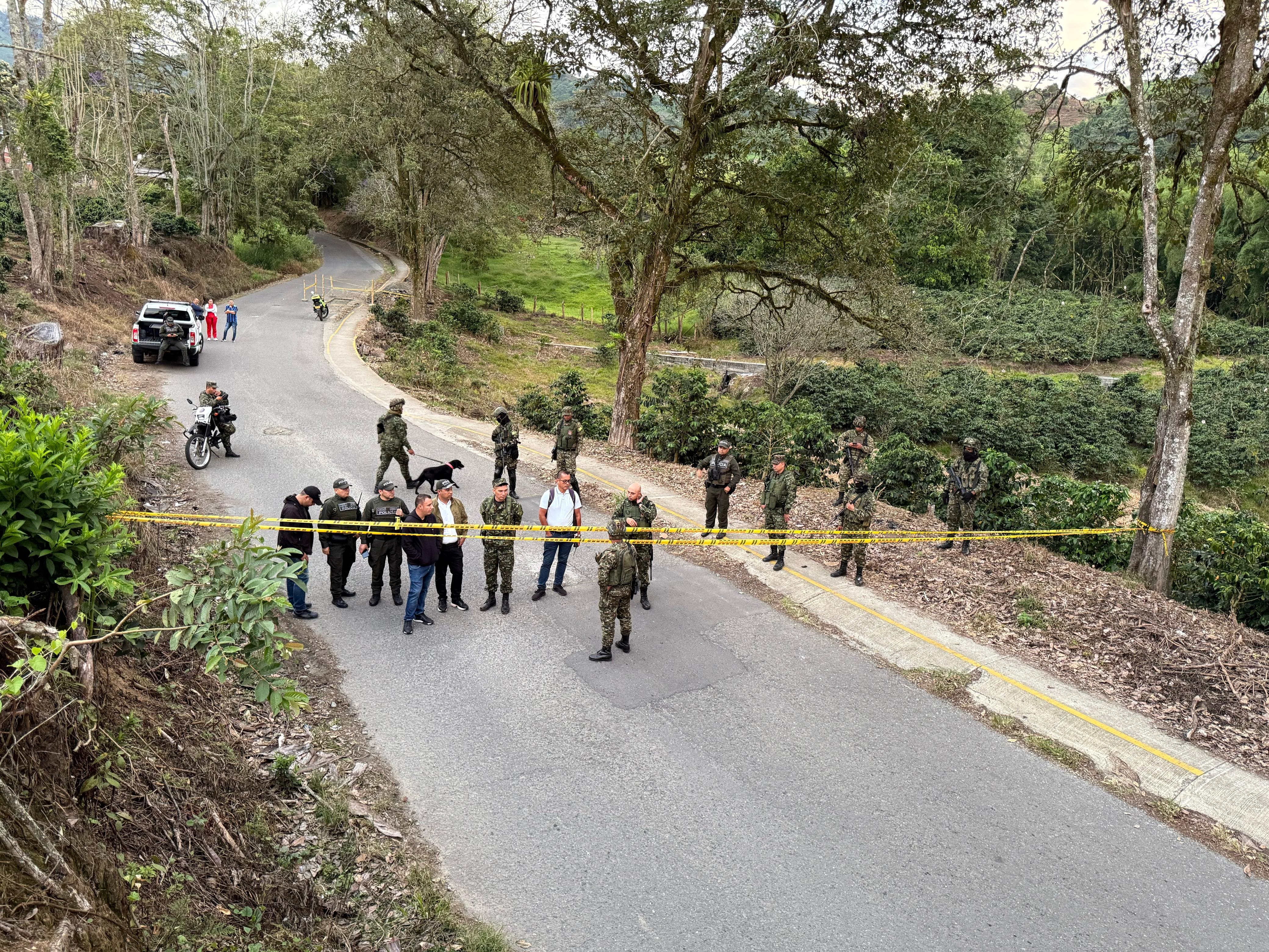 Autoridades presentes en zona rural de Córdoba, Quindío donde fue hallado el explosivo. Foto: Cortesía gobernación del Quindío