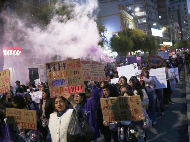 BOL01 LA PAZ (BOLIVIA) 07/'3/2025.- Mujeres participan durante una marcha por el Día Internacional de la Mujer este viernes en La Paz (Bolivia). Miles de mujeres se movilizaron este viernes en Bolivia, en vísperas del Día Internacional de la Mujer, para exigir respeto por sus derechos y protestar contra la impunidad en los casos de violencia de género, que llegan a 7.750 en los dos primeros meses del año. EFE/Luis Gandarillas