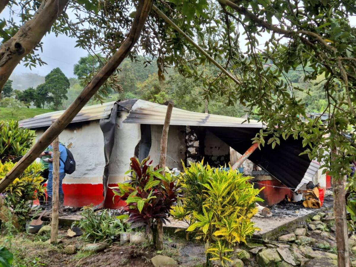 Incendio dejaría por lo menos 4 personas fallecidas de una misma familia en Marmato, Caldas