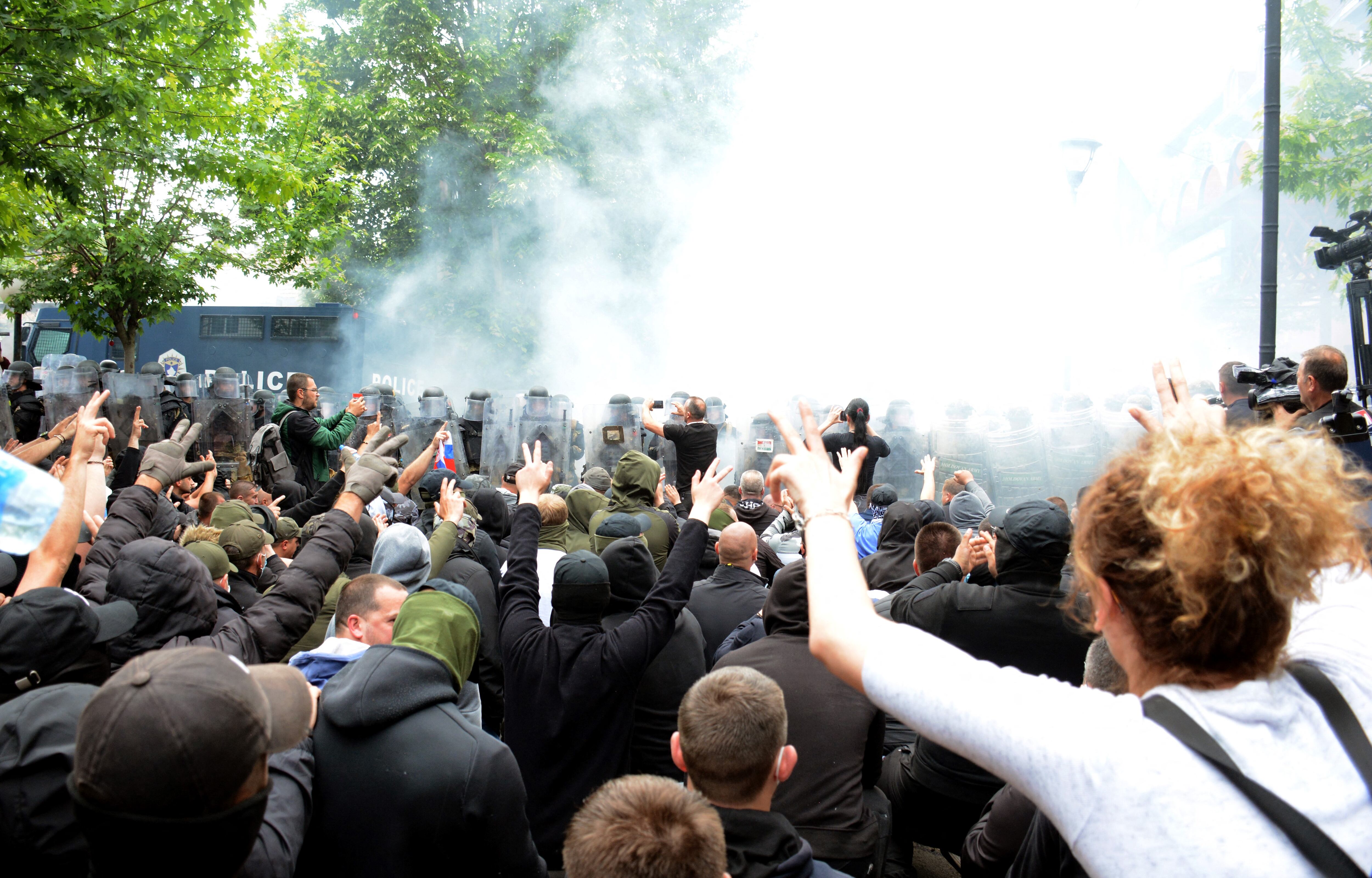 Protestas de serbios que viven en Kosovo y que exigen retirar del cargo a los alcaldes albaneses que ganaron las elecciones.
(Foto: AFP via Getty Images)