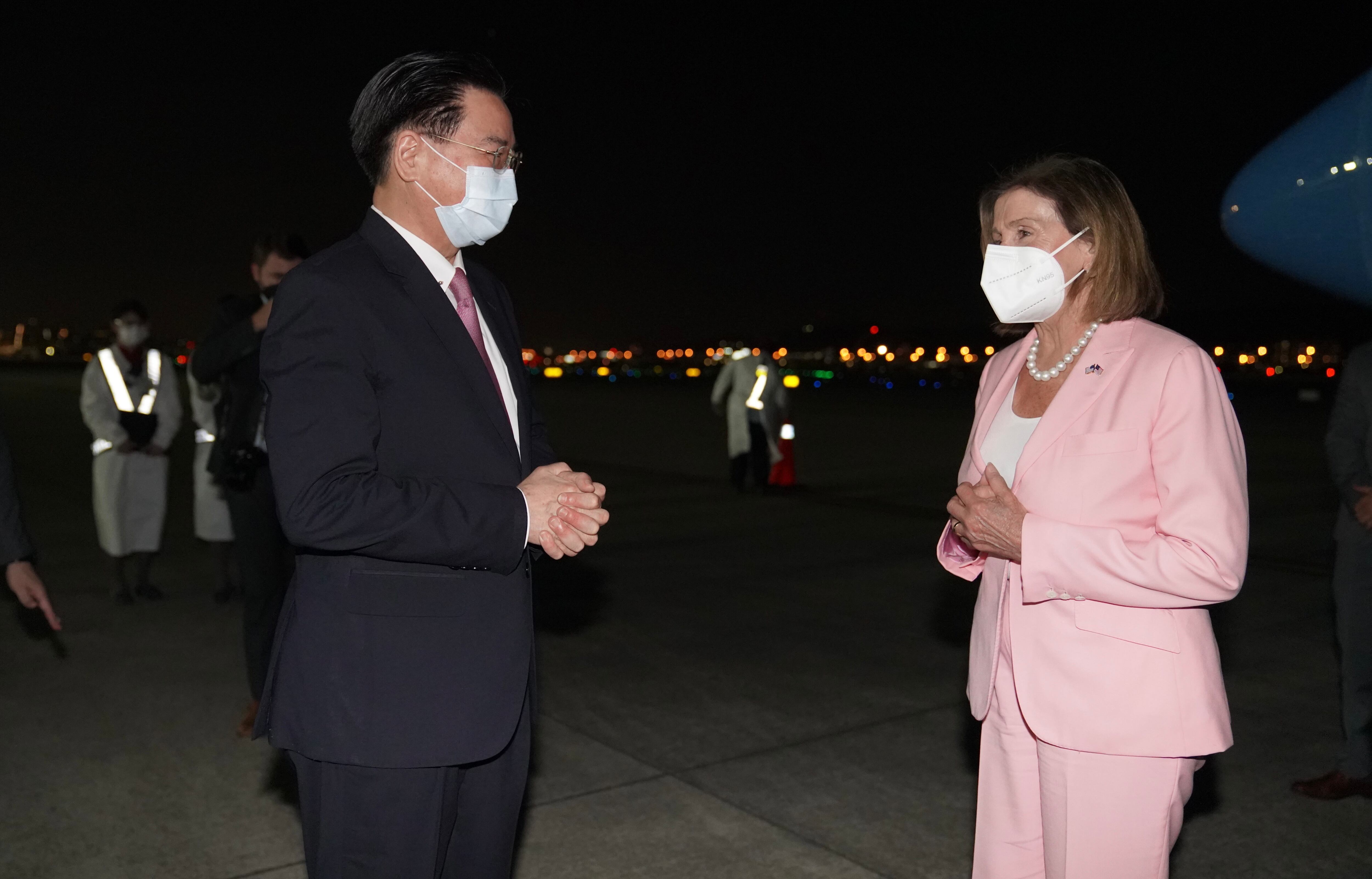 La presidenta de la Cámara de Representantes de los Estados Unidos, Nancy Pelosi, siendo recibida por el ministro de Relaciones Exteriores de Taiwán, Joseph Wu, cuando llega al aeropuerto de Songshan en Taipei. Taiwán, 02 de agosto de 2022. Foto: EFE/EPA/Taiwan Ministry of Foreign Affairs