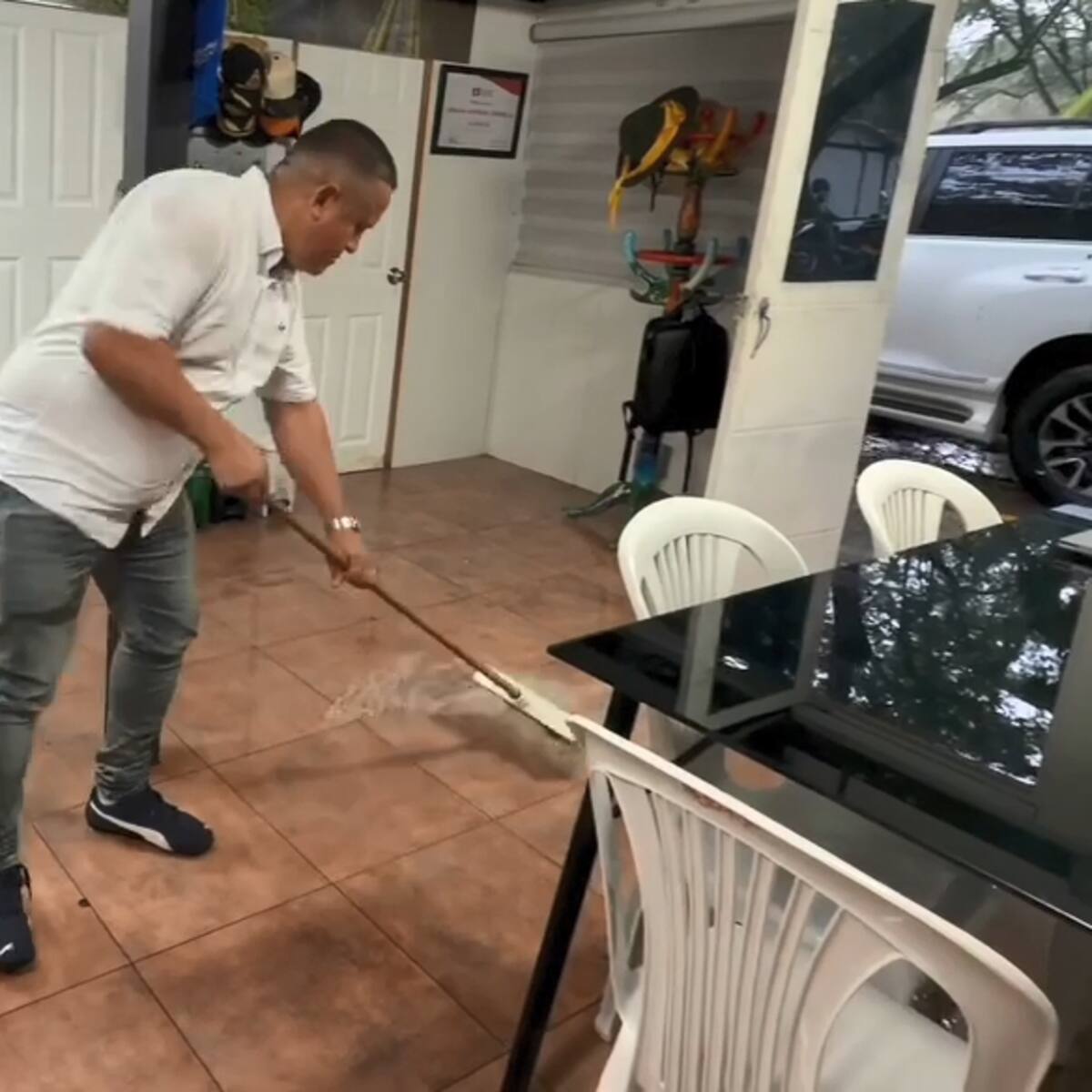 Alcalde de La Pintada trabaja desde un contenedor que se inunda: así son las difíciles condiciones