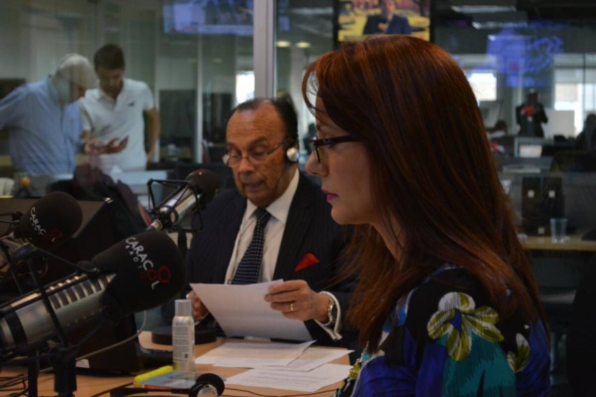 Tras dos décadas de estar inundando de humor a los colombianos, el admirado periodista se retira de La Luciérnaga, vea como desarrolla su último programa.