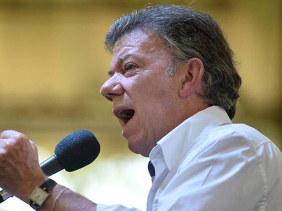 Este Gobierno es decente respeta las leyes y no responde insultos: Santos