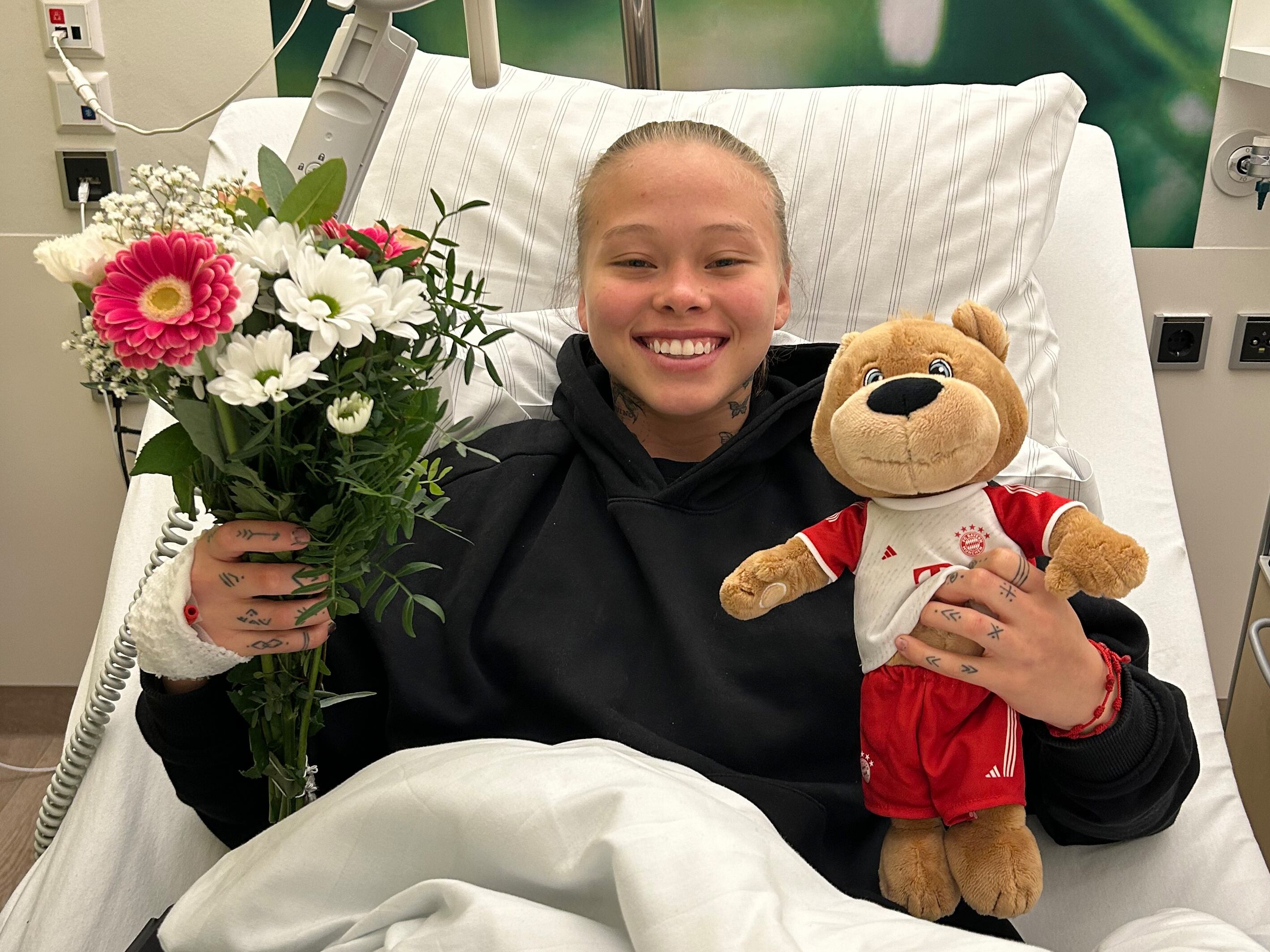 Ana María Guzmán tras su operación en Alemania / Twitter: @FCBfrauen