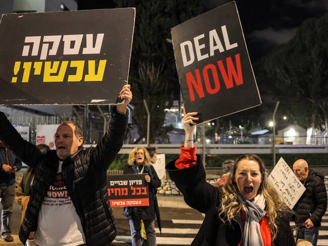 Families of Israeli hostages held in the Gaza Strip by Palestinian militants gather with supporters for a demonstration demanding an immediate deal as they block off a road near the Israeli Ministry of Defence in Tel Aviv on January 29, 2024, amid the ongoing conflict in the Gaza Strip between Israeli and the Palestinian militant group Hamas. (Photo by AHMAD GHARABLI / AFP)