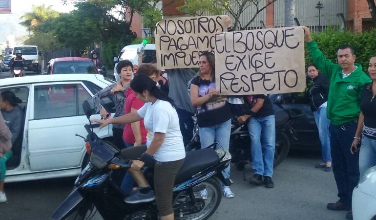 Los ciudadanos advierten que mantendrán el bloqueo hasta que una autoridad les de solución.