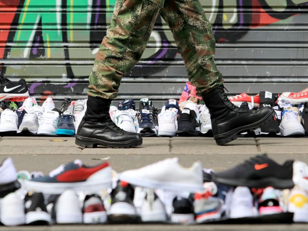 Artistas y estudiantes protestan con performance lleno de zapatos en Tunja