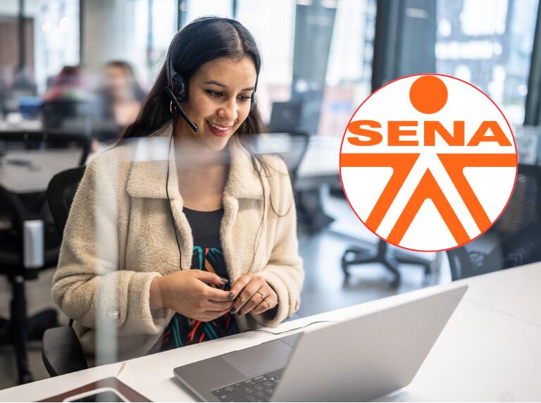 Mujer joven trabajando en un call center en Colombia (Getty Images)