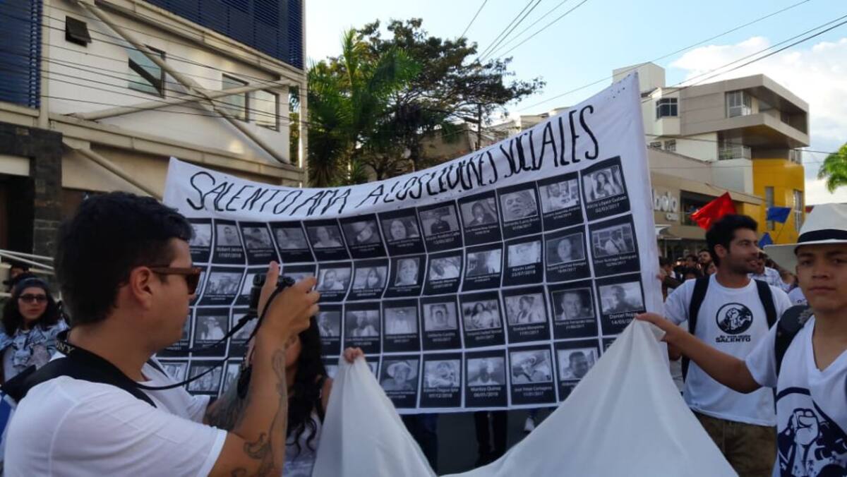 Las fotografias de muchos de los líderes sociales en el país