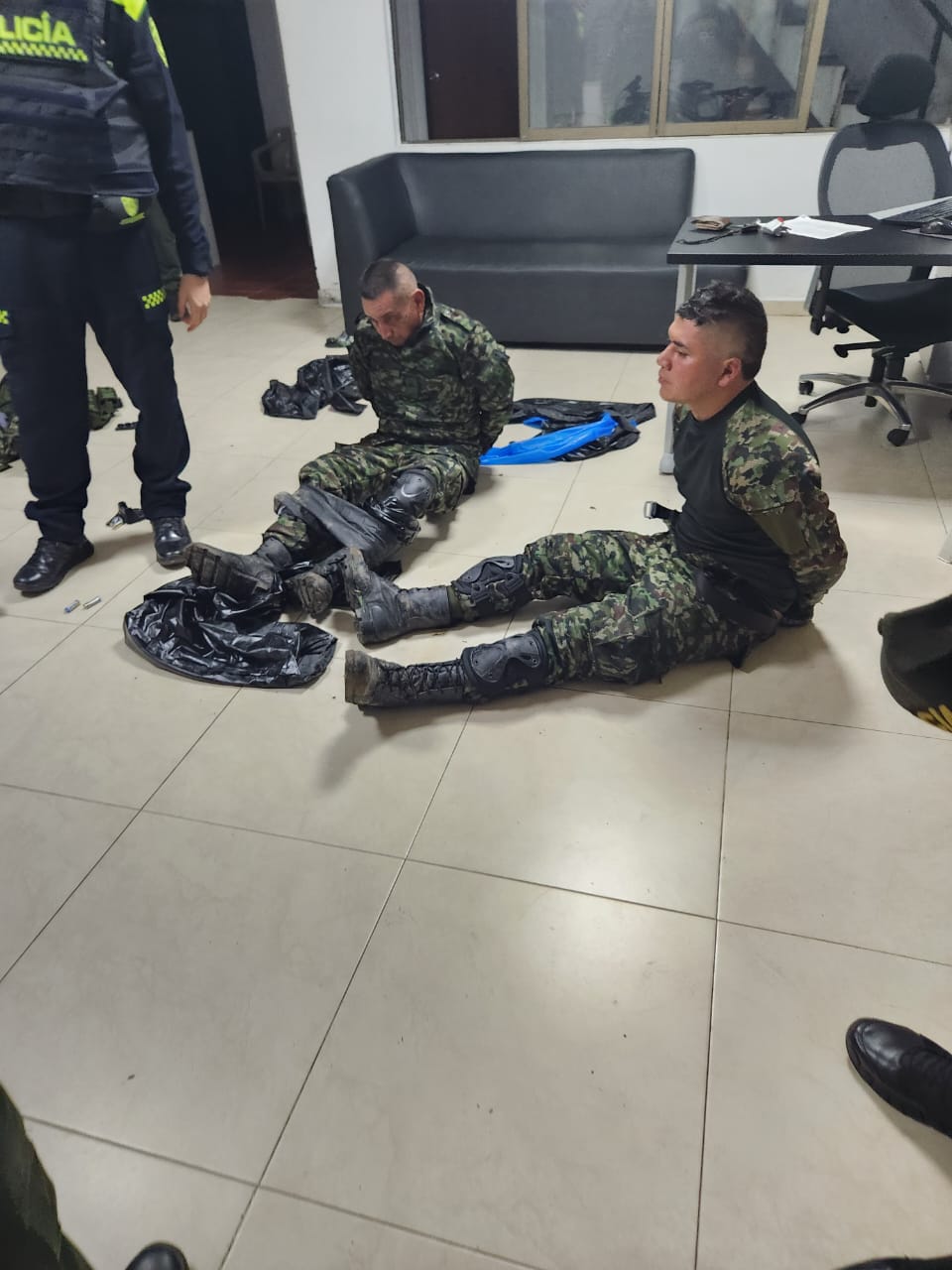 Captura de disidentes FARC que vestían prendas del Ejército Nacional. Cortesía.