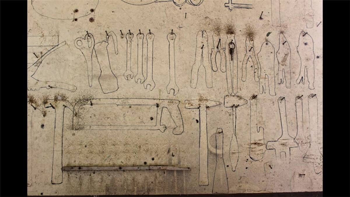 Samantha Proaño: "Herramientas pertenecientes a uno de los pocos zapateros artesanales que quedan en Cuenca; entre éstas destaca el hueso de la canilla de un cordero, el cual después de un tratamiento especial, es utilizado para dar forma a la orilla del zapato".