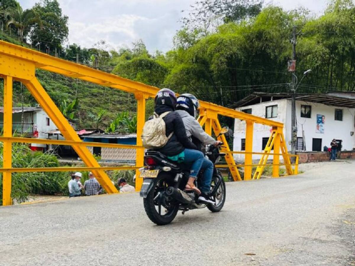 Sec. de Infraestructura y CHEC se unieron para reparar puente La Estrella