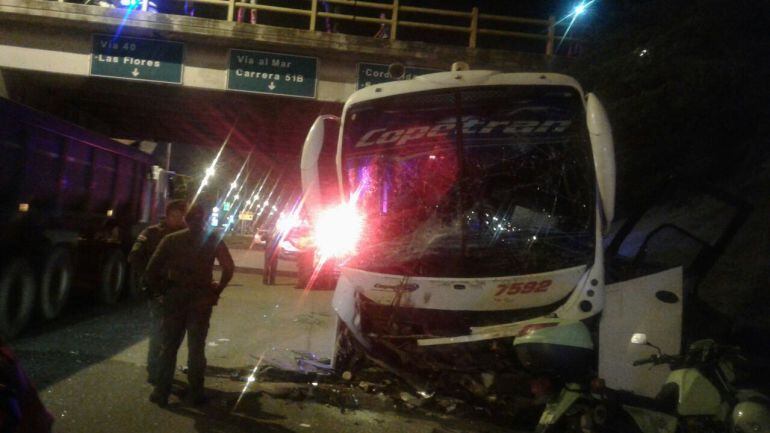 El bus de la empresa Coopetrán, que cayó del puente de la carretera de la Cordialidad sobre la Circunvalar en el Área Metropolitana de Barranquilla.