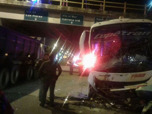 El bus de la empresa Coopetrán, que cayó del puente de la carretera de la Cordialidad sobre la Circunvalar en el Área Metropolitana de Barranquilla.