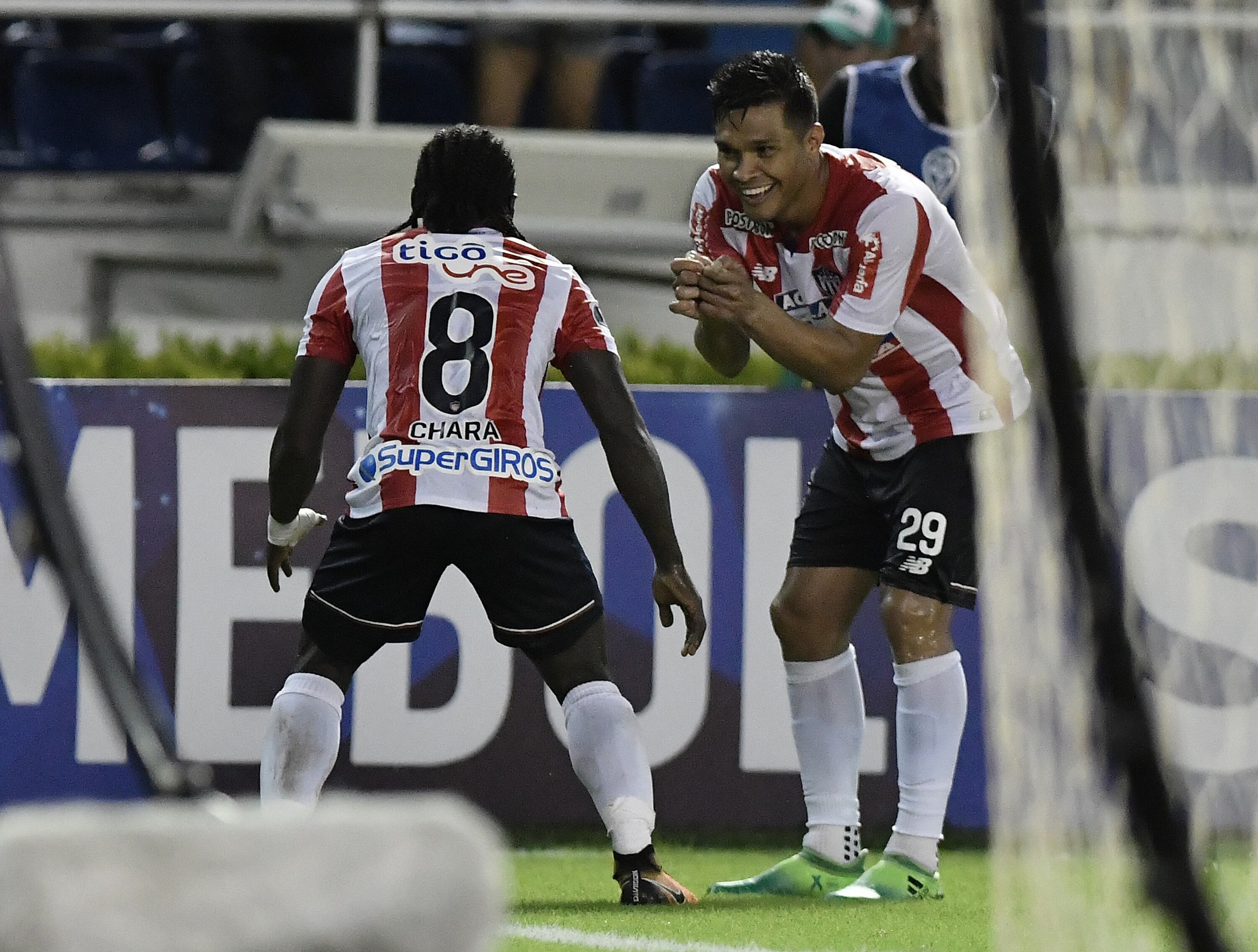 Yimmi Chará junto a Teófilo Gutiérrez en el Junior de Barranquilla. (Photo by Gabriel Aponte/Getty Images)