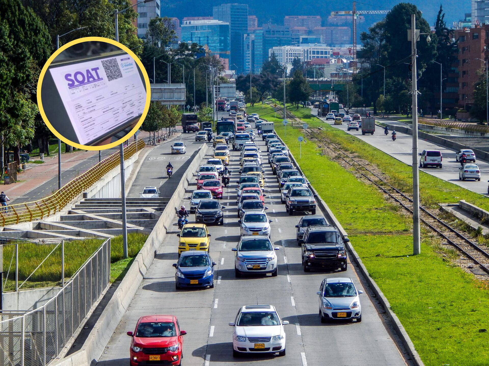 Vehículos transitando en Bogotá, encima imagen del SOAT (GettyImages / Colprensa)