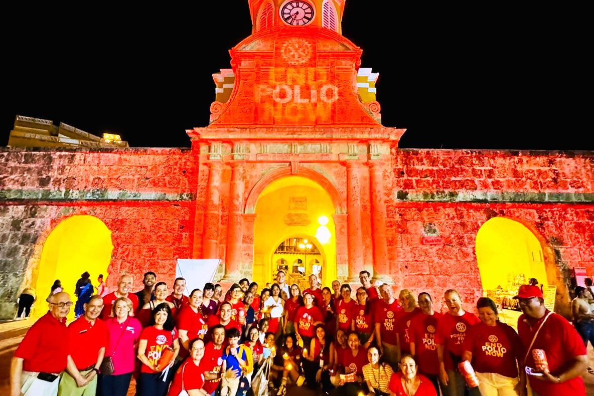 Cartagena brilla de rojo para conmemorar la lucha contra la polio en el mundo