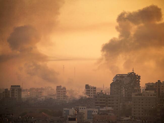 Gaza, 17/10/2023.- El humo se eleva tras los ataques aéreos israelíes en el norte de la Franja de Gaza, este martes. Israel ha advertido a todos los ciudadanos de la Franja de Gaza que se desplacen hacia el sur antes de una esperada invasión. Más de 2.750 palestinos y 1.300 israelíes han muerto según las FDI y el Ministerio de Salud palestino, después de que militantes de Hamas lanzaran un ataque contra Israel desde la Franja de Gaza el 7 de octubre. EFE/MOHAMMED SABER
