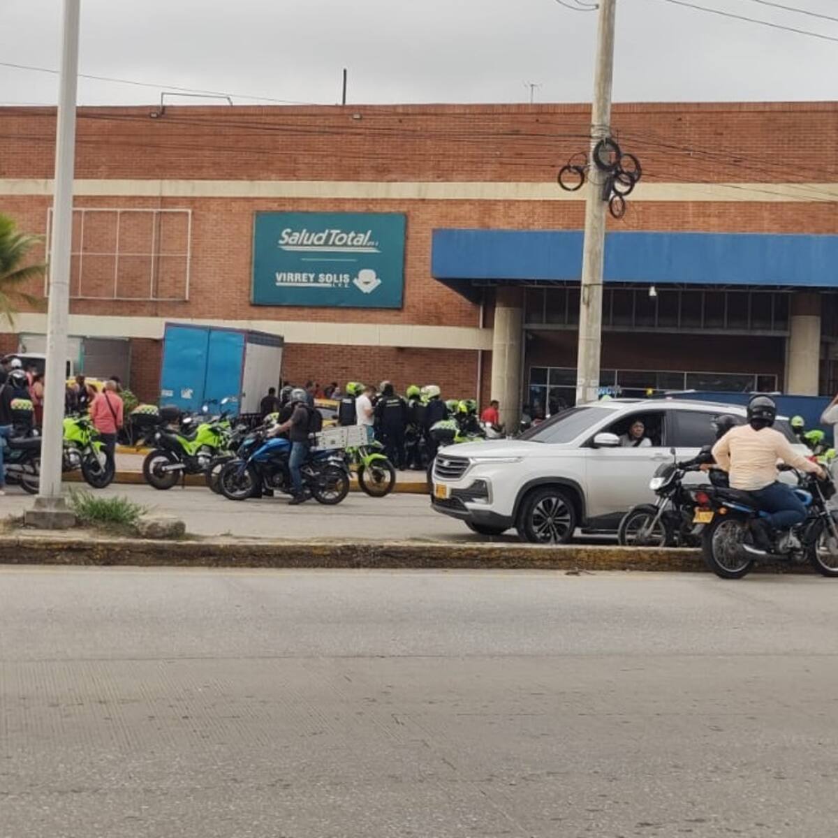 Dos vigilantes heridos deja balacera en centro comercial, en Soledad: robaron tula con dinero