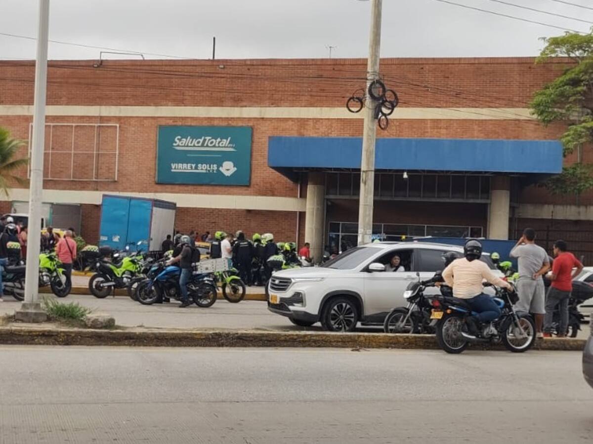 Dos vigilantes heridos deja balacera en centro comercial, en Soledad: robaron tula con dinero