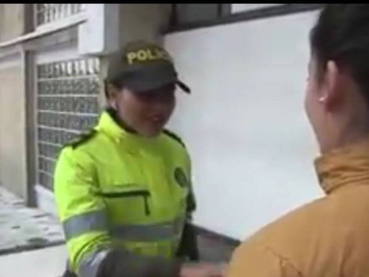 Patrullera de la Policía encuentra maletín lleno de dinero en Transmilenio
