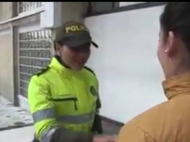 Patrullera de la Policía encuentra maletín lleno de dinero en Transmilenio