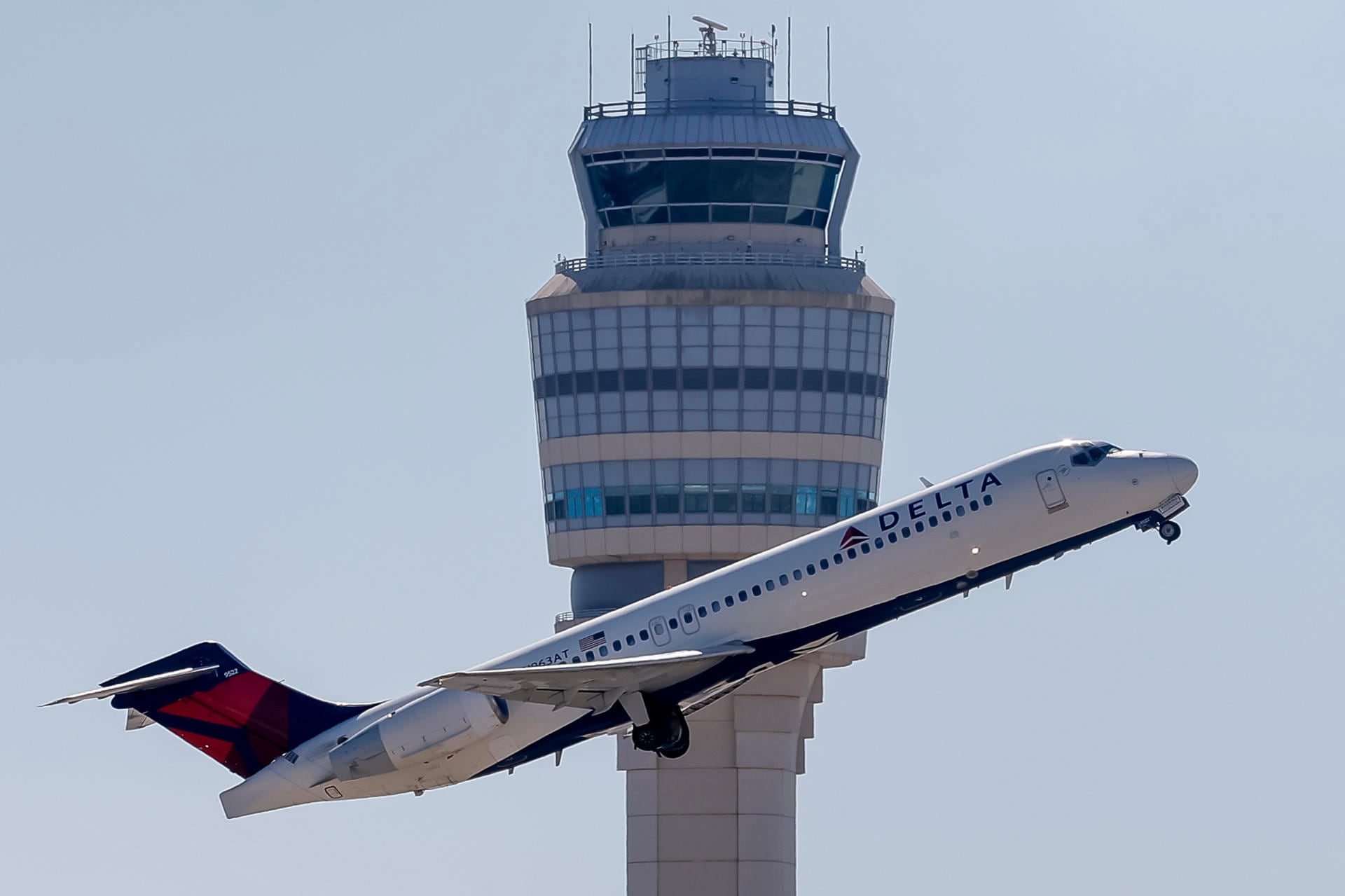 Fotografía de un avión Delta Air Lines pasando por la torre de control del Aeropuerto Internacional Hartsfield-Jackson en Atlanta (Estados Unidos).
EFE/ Erik S. Lesser