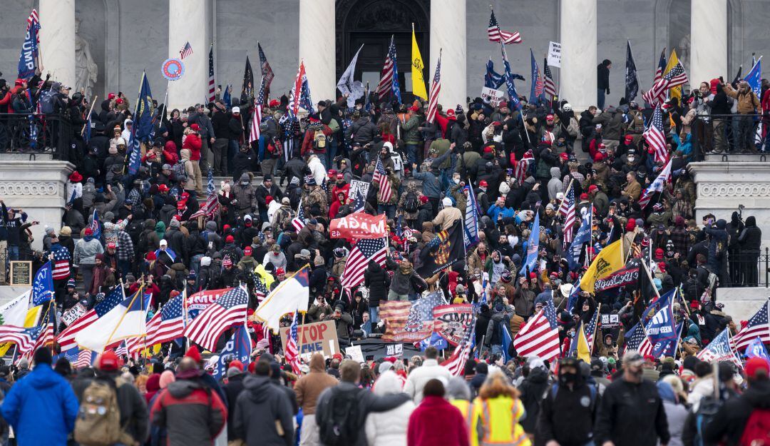Manifestantes pro Trump en la entrada del Capitolio.