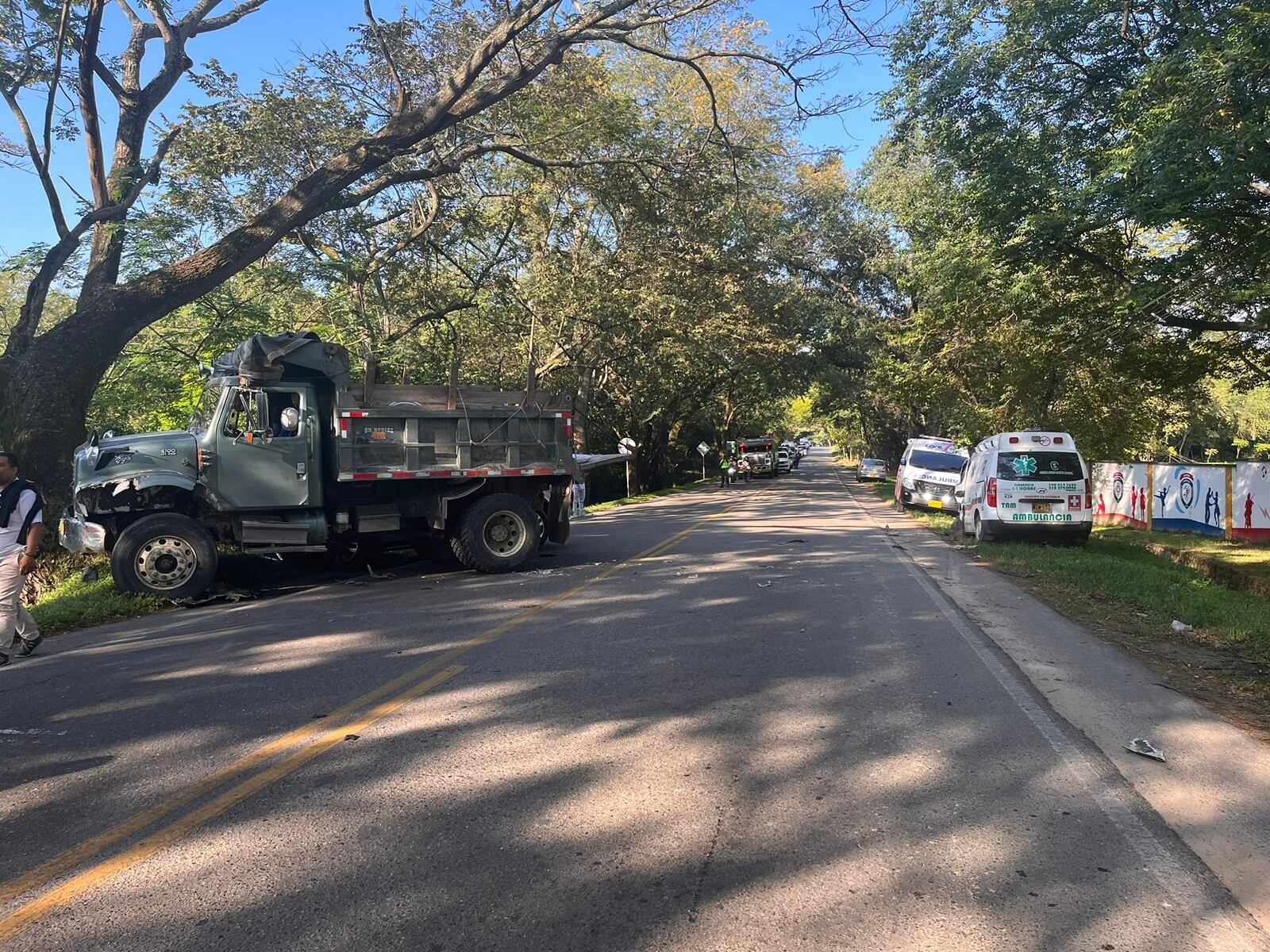 Las hipótesis que manejan las autoridades del hecho es fallas en los frenos e invadir el carril en sentido contrario.