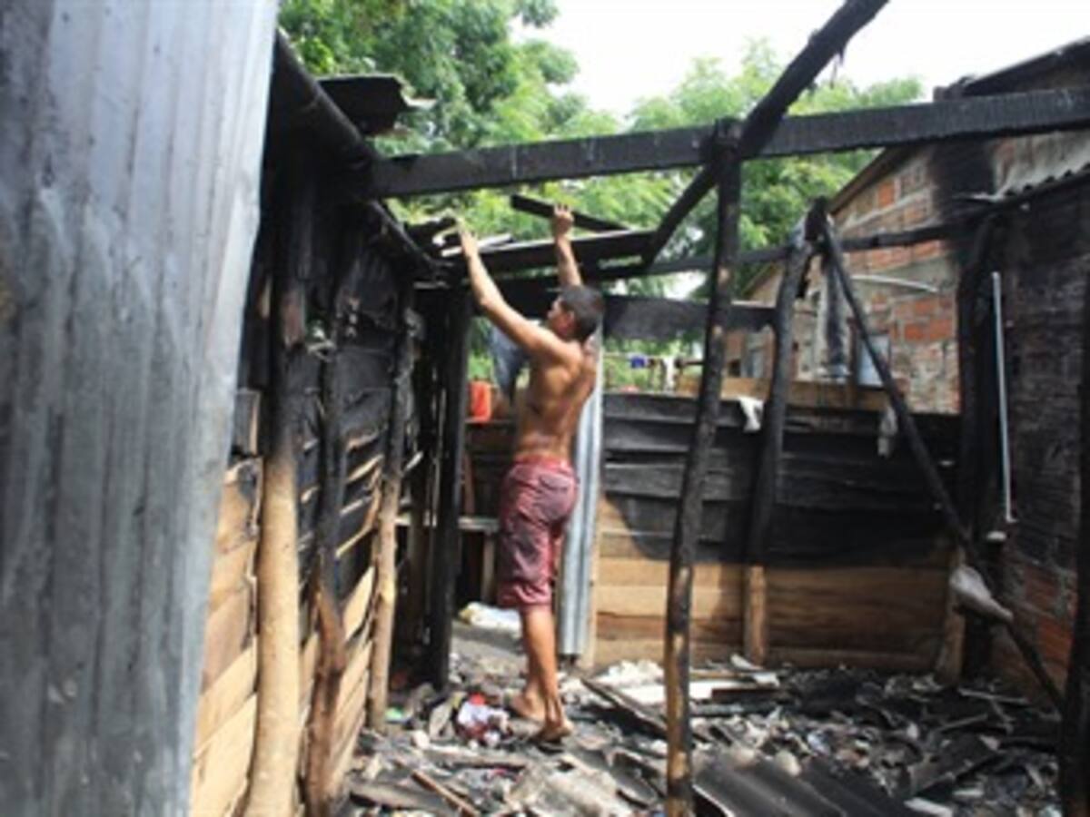 En fotos: Un hombre quema su casa por celos en Barranquilla