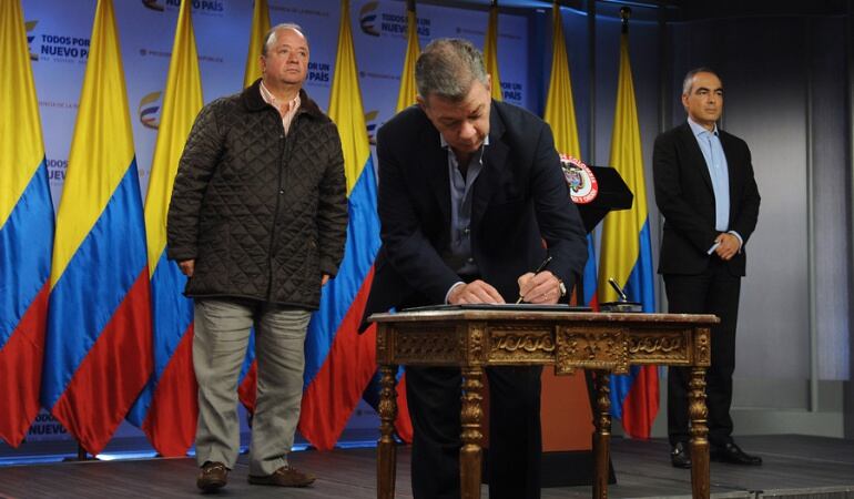 Firma del cese al fuego con el Eln