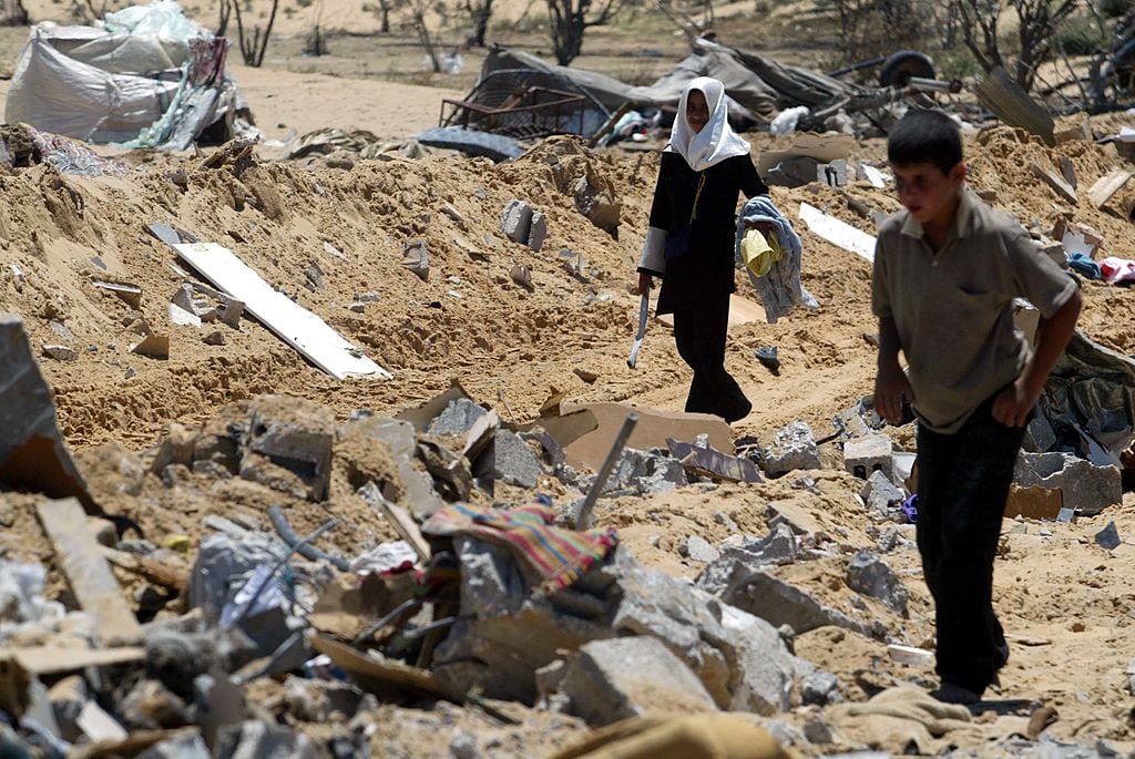 Soldados israelíes evacuan base en la Franja de Gaza tras explosión. (Foto de Uriel Sinaí/Getty Images)