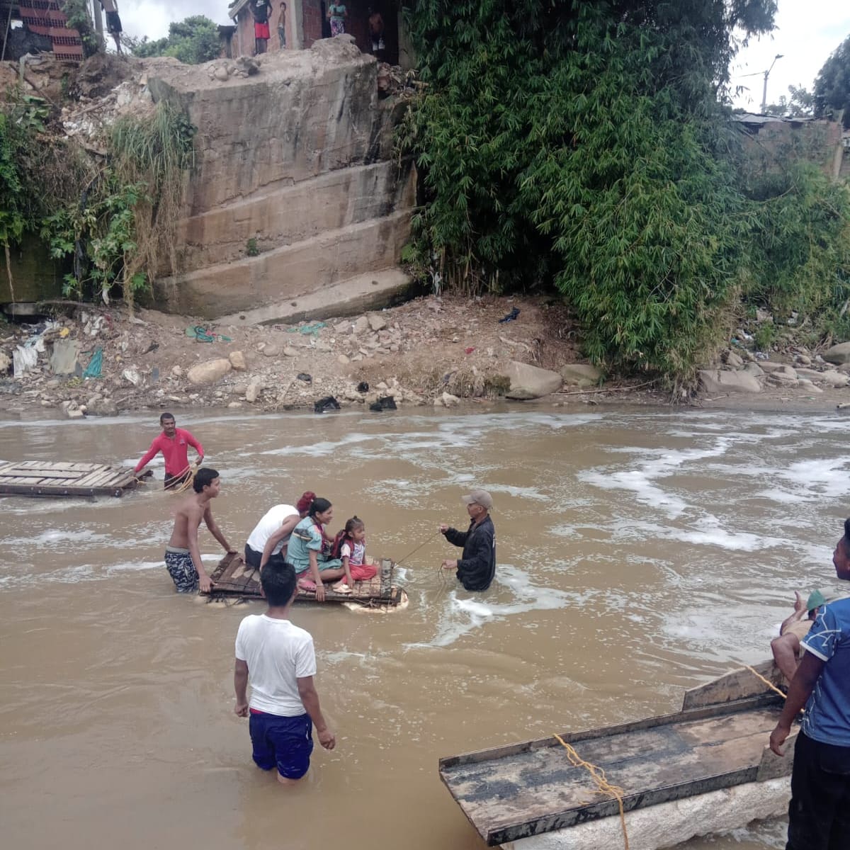 Video: Tuvieron que armar lanchas improvisadas para transportar a niños en Puente Nariño
