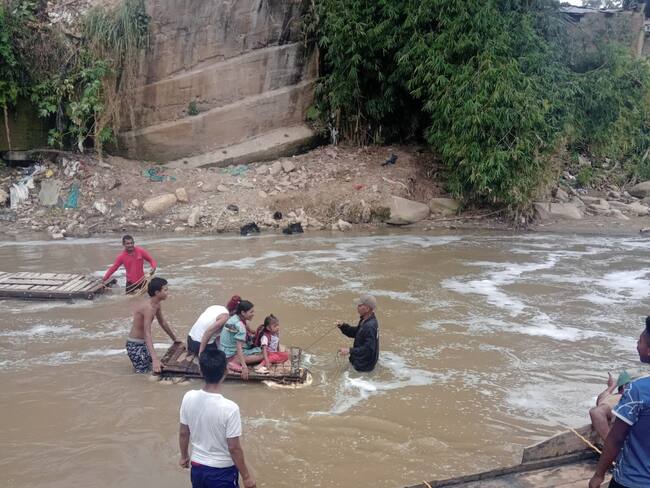Video: Tuvieron que armar lanchas improvisadas para transportar a niños en Puente Nariño