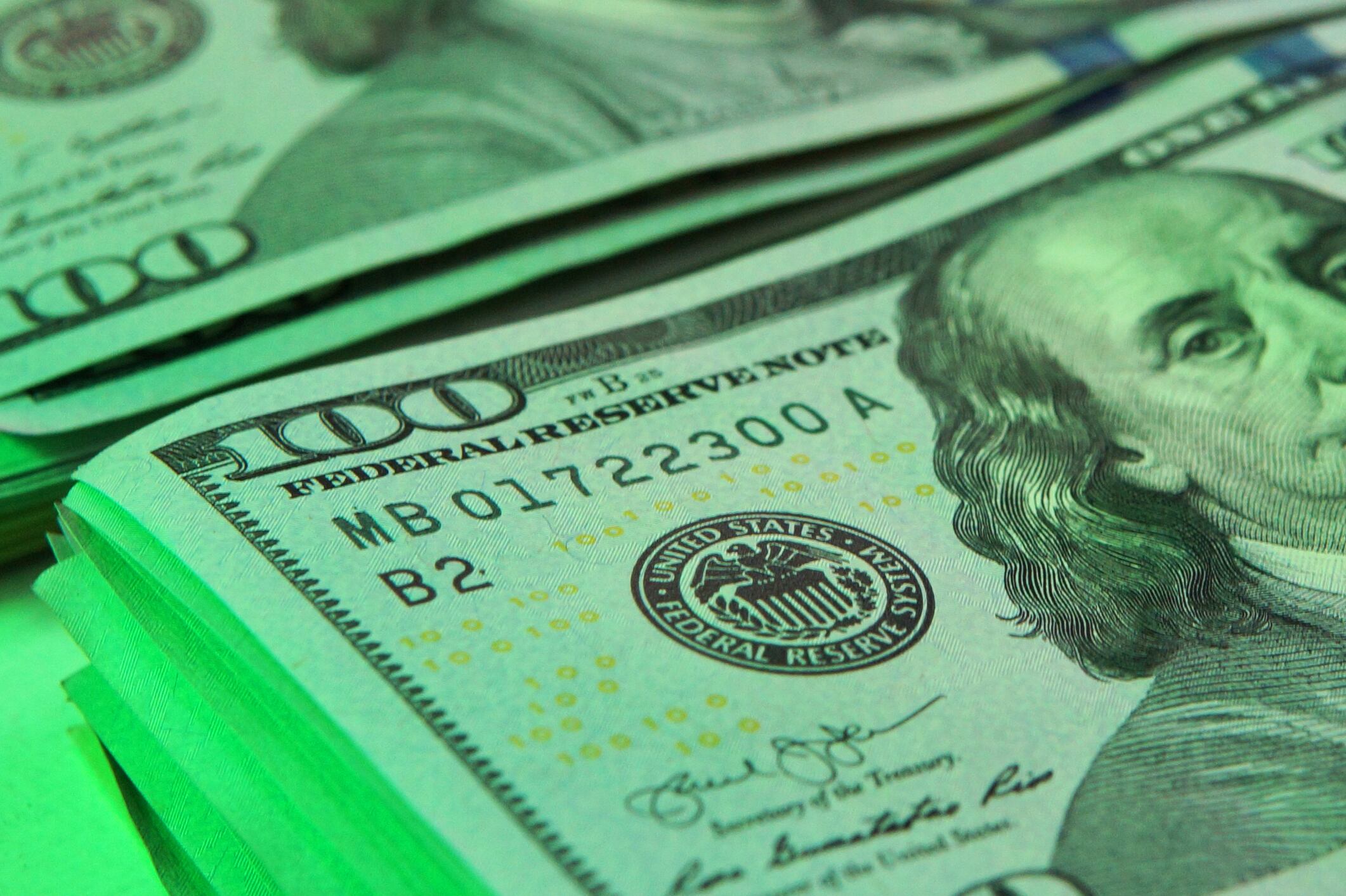 Imagen de cerca de paquete de dólares estadounidense (Getty Images)