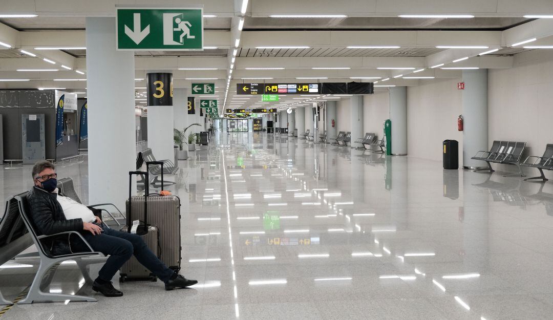 Sala de espera en el aeropuerto de Palma de Mallorca en España. 