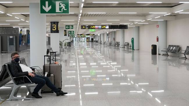 Sala de espera en el aeropuerto de Palma de Mallorca en España.
