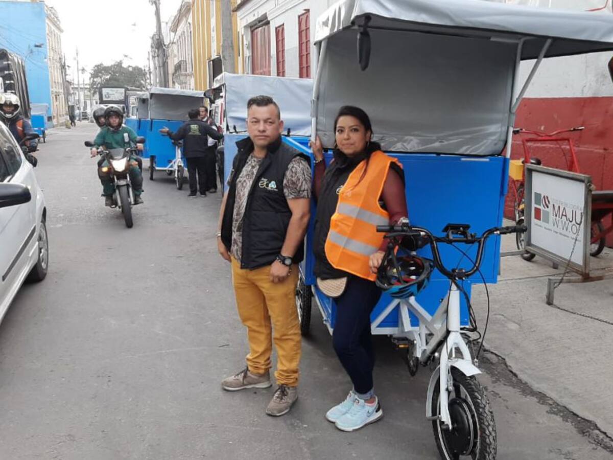 El distrito entregó 89 triciclos eléctricos a recicladores de la capital